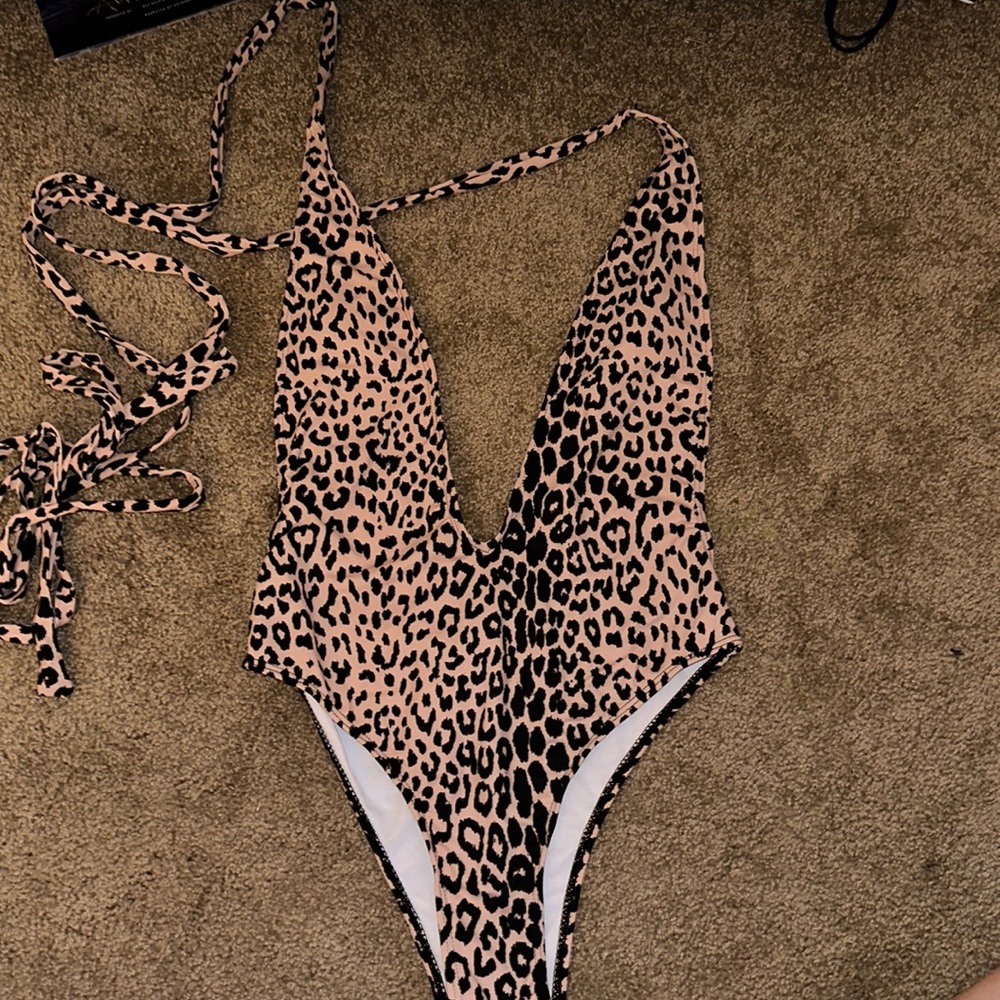 Cheetah backless one piece swimsuit - Picture 2 of 3